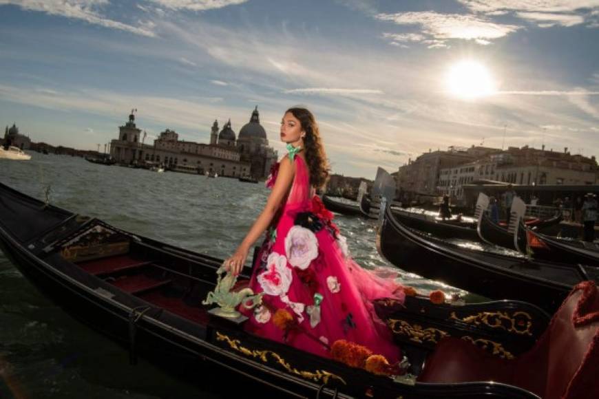 Más de cien hermosas modelos llegaron en góndolas a la plaza más famosa de Italia en la cual el sol caía y se reflejaba en las cúpulas bizantinas de su catedral. Más de 350 invitados de todo el mundo, los llamados 'la familia Dolce&Gabbana', se reunieron vestidos también como duques y princesas en mesitas individuales, tomando bellinis, y listos para presenciar en directo la nueva sorpresa que estos diseñadores han traido como un homenaje a esta ciudad, mezcla de estilos europeos y bizantinos.<br/>En la imagen la modelo Deva Cassel, hija de los actores Monica Bellucci y Vincent Cassel.