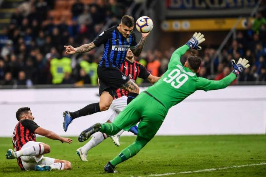 El momento del cabezazo de Mauro Icardi para anotar el gol del triunfo del Inter. Foto AFP