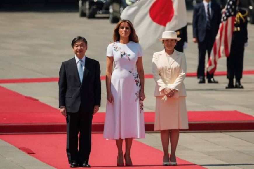 El atuendo blanco y rojo, en honor a los colores de la bandera de Japón, hizo un guiño diplomático al emperador y a la vez se llevó los aplausos de los críticos de moda.