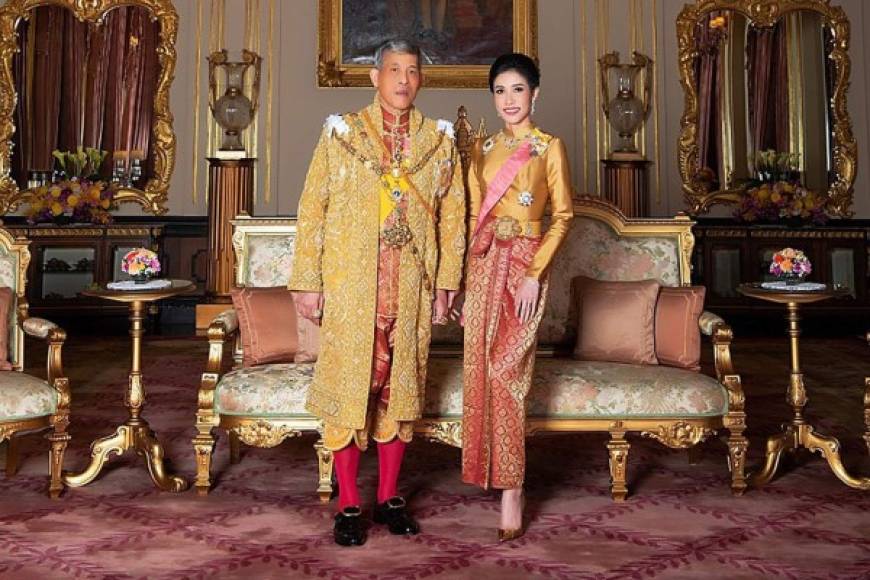 En el pasado, los monarcas tailandeses eran polígamos, práctica que se abandonó en el siglo XX y fue abolida legalmente en 1935.