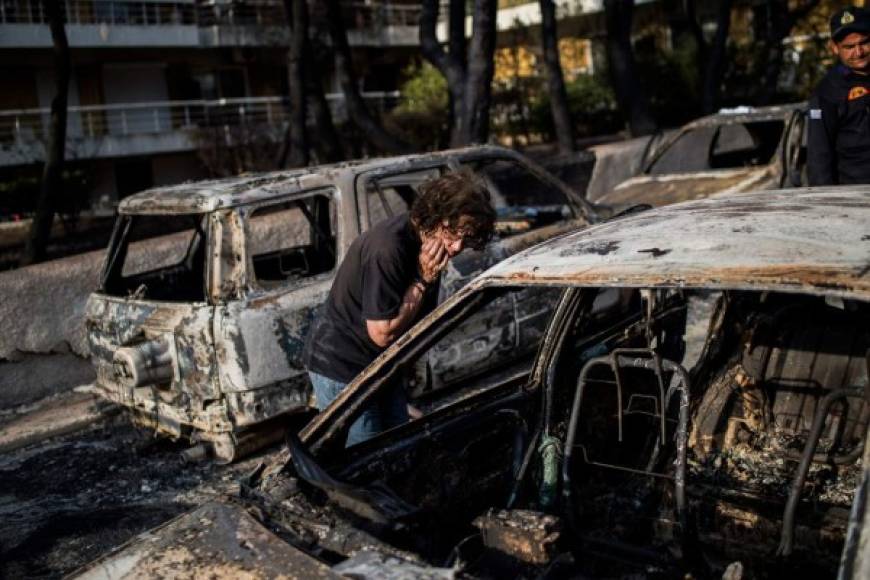 En Kinetta, los incendios también arrasaron casas y vehículos. Tres urbanizaciones fueron evacuadas y la municipalidad abrió locales para acoger a sus habitantes.