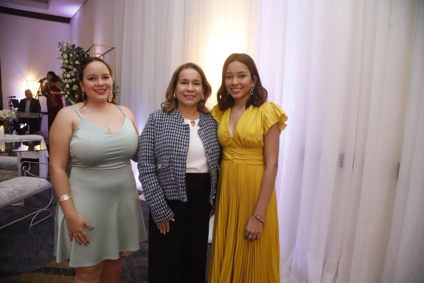 Connie Espinoza, Conni Romaña y Valeria Espinoza