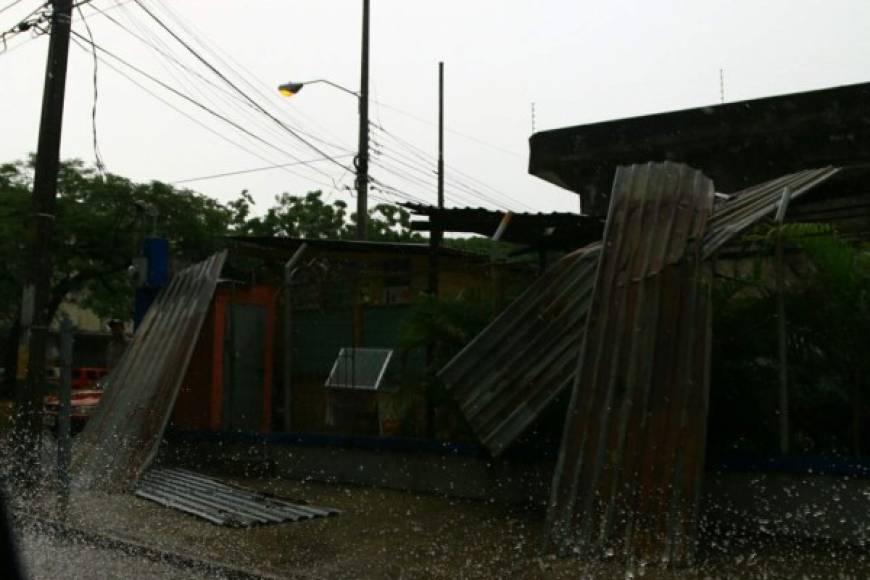 Una de las casas afectadas por la tormento con vientos huracanados en San Pedro Sula.