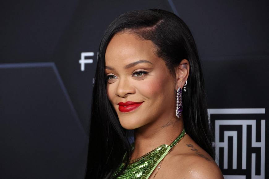 La artista de origen barbadense, cuyo nombre real es Robyn Rihanna Fenty, se ha hecho multimillonaria con la música y ahora ha incursionado también con notable éxito en la lencería, el maquillaje y la moda.