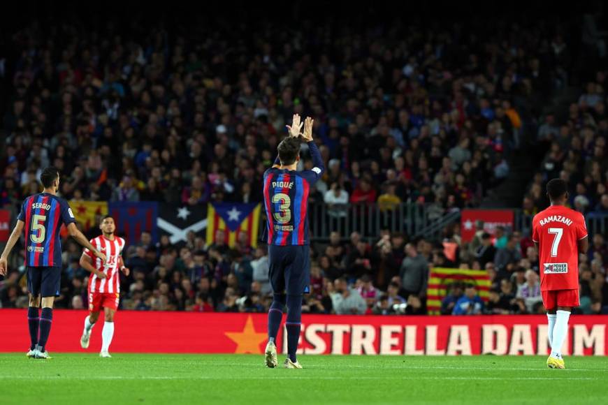 ¡Qué imagen! Gerard Piqué aplaude a los aficionados del Barcelona antes del inicio del partido de su despedida.