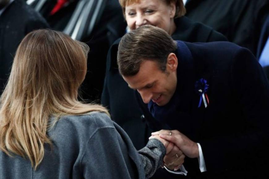 La primera dama estadounidense, Melania Trump, acaparó la atención en la ceremonia conmemorativa del centenario del armisticio de la Primera Guerra Mundial que se celebra en París con cerca de 70 jefes de Estado y de Gobierno, incluyendo el anfitrión, Emmanuel Macron.