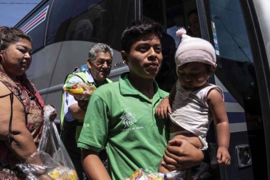 Pese a las amenazas del presidente estadounidense Donald Trump de enjuiciar a los inmigrantes que crucen la frontera sur ilegalmente, decenas de hondureños que integran la caravana que partió en Semana Santa de Tapachula con más de 1,500 indocumentados, se alistan en Tijuana para entregarse a las autoridades estadounidenses.
