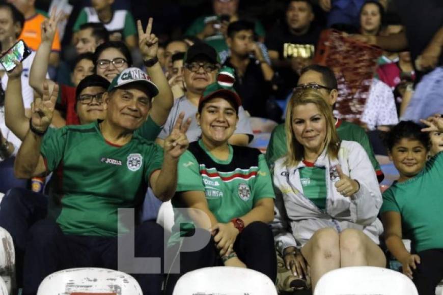 Aficionados del Marathón en las gradas del estadio Morazán.