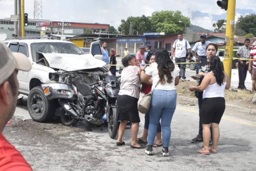 Dos mujeres que se conducían en motocicletas fueron atropelladas por el conductor de una camioneta en el semáforo de la entrada al sector López Arellano de Choloma, Cortés, en la zona norte de Honduras.