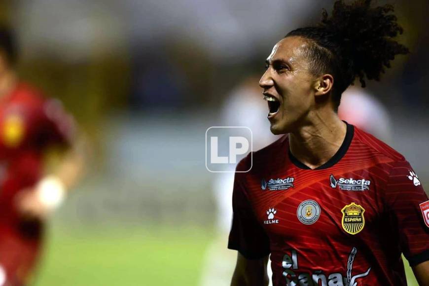 Carlos ‘Chapetilla’ Mejía, gritando su gol para el 2-0 del Real España contra el Herediano.