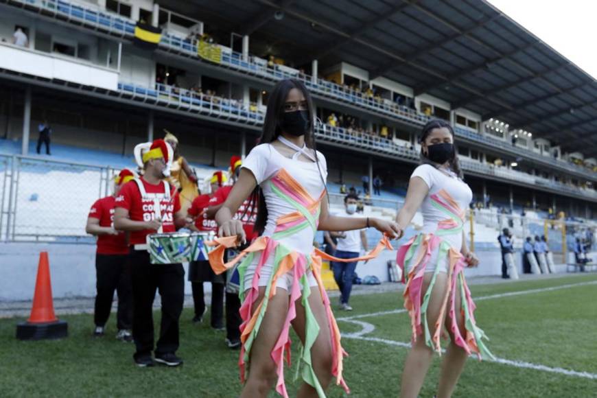 Bellezas, bailes y los aurinegros: las imágenes del ambientazo en el Morazán para la semifinal Real España-Marathón