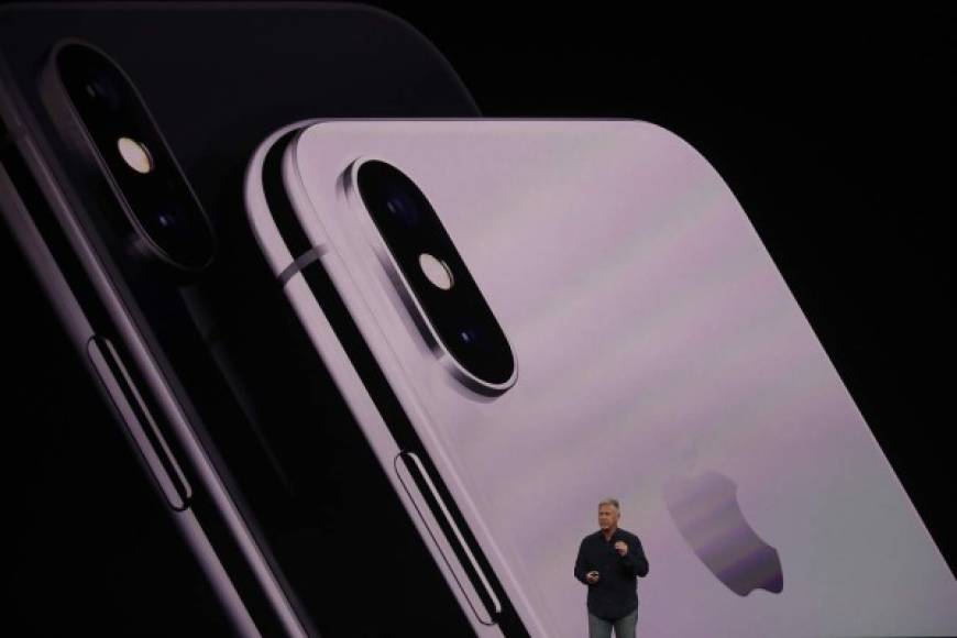 La compañía tecnológica Apple presentó hoy el iPhone X, el nuevo modelo de su famoso teléfono inteligente que, para ampliar el espacio disponible de su pantalla táctil, reduce al mínimo los marcos y suprime al tradicional botón de inicio. AFP
