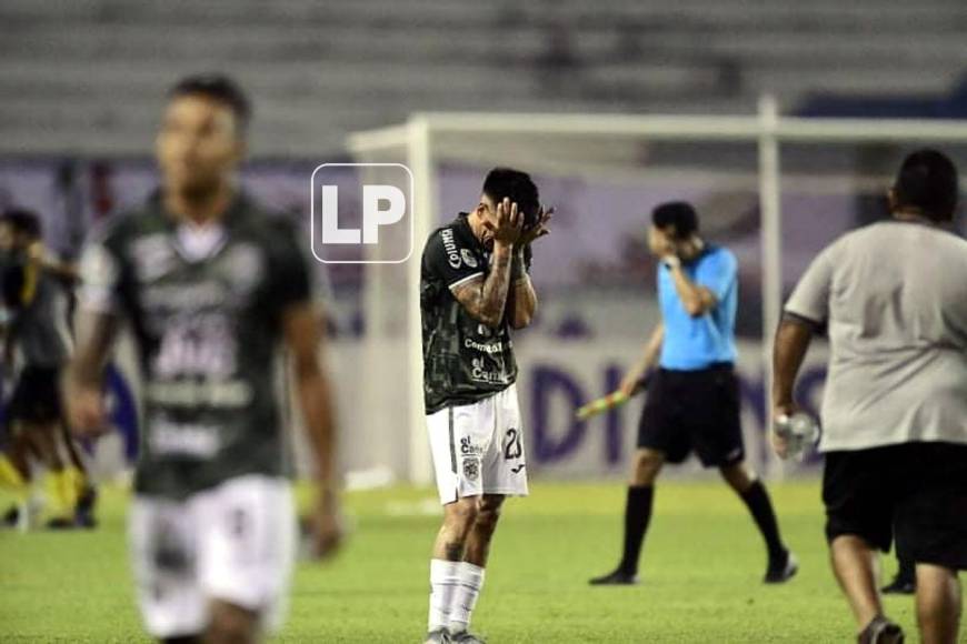 Juan Vieyra también sufrió sobre el campo la dura derrota contra el Real España.