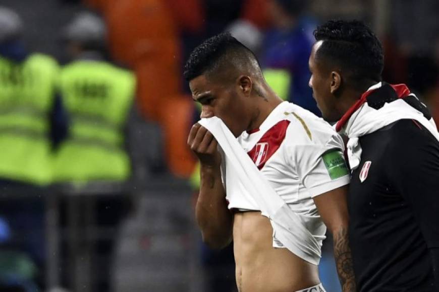 El defensa central peruano Anderson Santamaría dejó el campo entre lágrimas tras la eliminación. Foto AFP