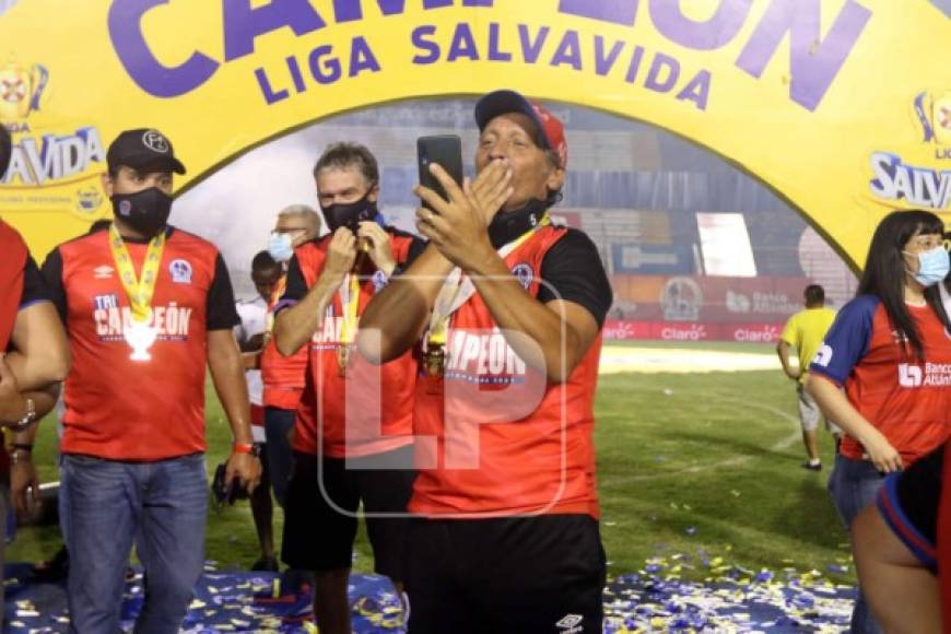 Pedro Troglio celebró con su hijo Gian por viodeollamada hasta Argentina.