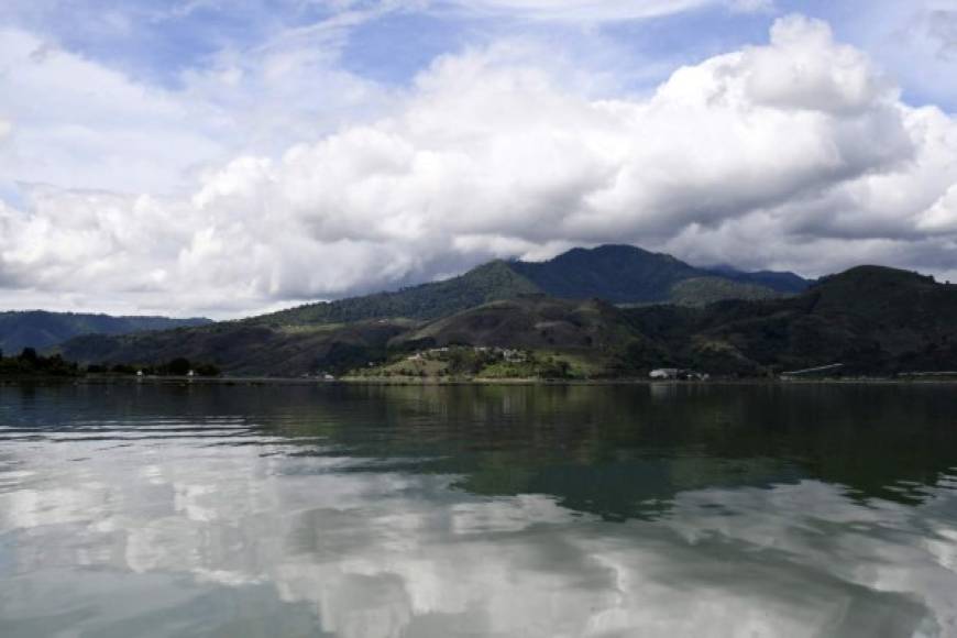 La basura es arrastrada por varios ríos que desembocan en el lago, principalmente de Ciudad de Guatemala y otros 13 municipios aledaños, dijo a AFP Yuri Guzmán, encargado de personal de campo de la Autoridad para el Manejo Sustentable de la Cuenca del Lago de Amatitlán (AMSA).<br/><br/>