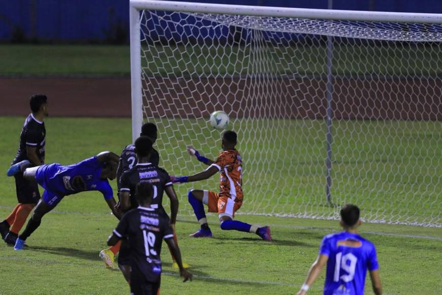El colombiano Andrés Rentería conectó así de cabeza para marcar el 2-0 contra el Villanueva FC.