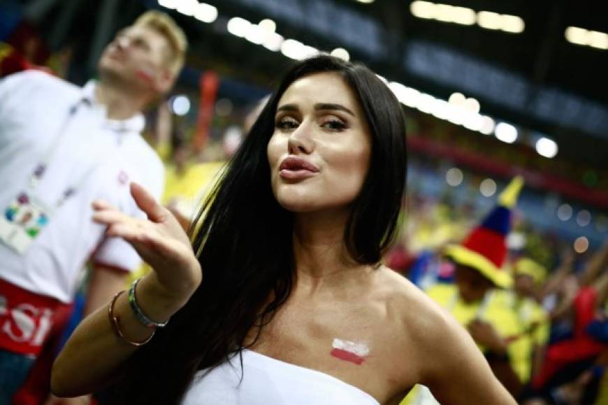 Muy hermosa la aficionada de Polonia que está en el partido contra Colombia.