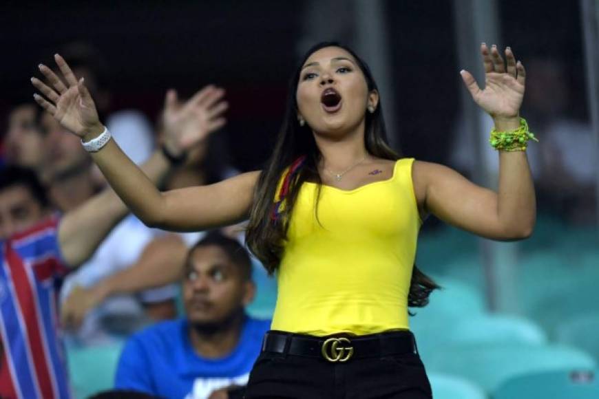 Una aficionada colombiana alentando a su selección ante Argentina.