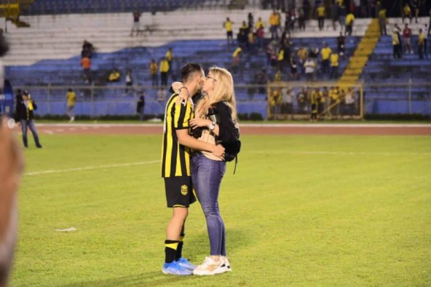 El uruguayo Santiago Correa recibe un beso de felicitación por parte de su esposa.