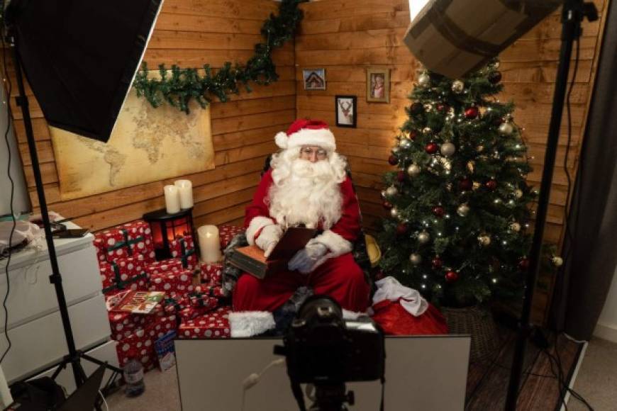 En Londres, Papá Noel respeta el confinamiento y se ajustó al teletrabajo para recibir los pedidos de los niños.