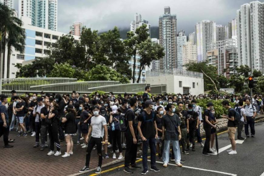 Esa violencia es 'absolutamente intolerable', afirmó el comandante al advertir que el ejército está listo para ser desplegado en las calles de Hong Kong si así lo solicitan las autoridades locales.