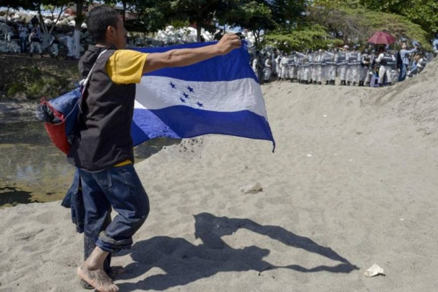 Al menos 200 migrantes que se separaron de la caravana e ingresaron a Tapachula fueron detenidos en los operativos de la Guardia Nacional en la ciudad y devueltos a la frontera con Guatemala.