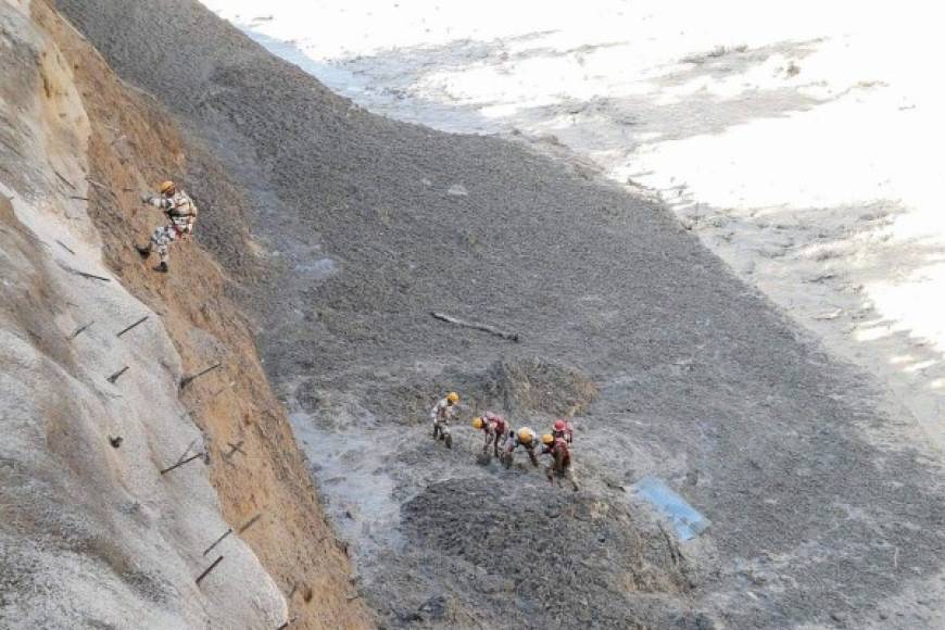 Al menos 26 personas murieron y otras 170 siguen este lunes desaparecidas en el norte de India, tras la rotura de un glaciar del Himalaya, que provocó una avalancha y una devastadora inundación.