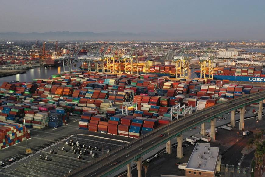 El Banco Mundial estima que 8,5% de los contenedores del mundo está detenido en los puertos de California, o en sus cercanías.
