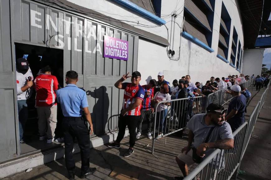 Largas filas de aficionados del Olimpia para ingresar al estadio Nacional Chelato Uclés.