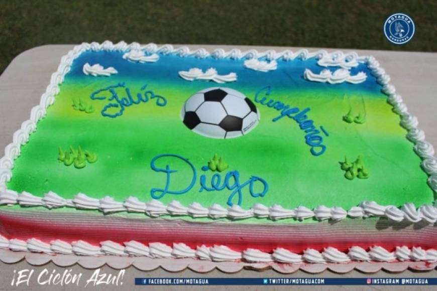Este es el otro pastel que partió el técnico argentino en su cumpleaños 50.