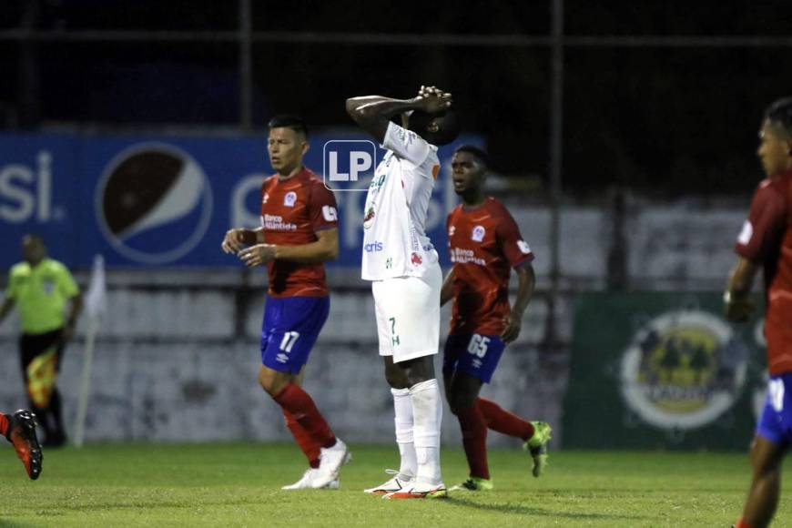 Byron Rodríguez se lamenta tras fallar el penal para Platense cuando el marcador estaba 0-0.