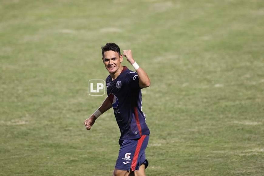 El paraguayo Roberto Moreira celebrando su gol en el clásico capitalino.