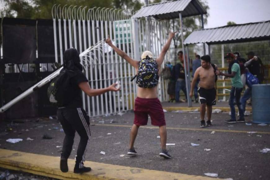 Los migrantes lanzaron piedras y palos contra los agentes mexicanos.