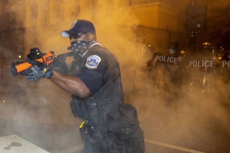 WASHINGTON, DC - AUGUST 30: Washington DC Police clear protesters out of Black Lives Matter Plaza on August 30, 2020 in Washington, DC. Police attempted to disperse the crowd after a group of protesters had marched in the area earlier in the evening. Tasos Katopodis/Getty Images/AFP<br/><br/>== FOR NEWSPAPERS, INTERNET, TELCOS & TELEVISION USE ONLY ==<br/><br/>