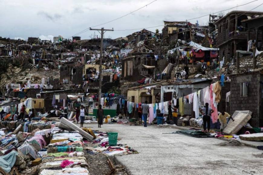 Cuantos más escombros se retiran, más carreteras se abren y más ríos comienzan a rebajar sus cauces, más devastación y horror se descubre que ha dejado el huracán Matthew a su paso por Haití.