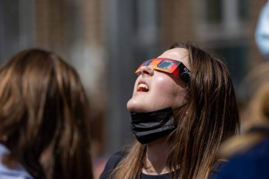 Los curiosos y los aficionados a la astronomía debieron protegerse los ojos con gafas especiales u observar el acontecimiento por proyección, porque mirar directamente al Sol puede provocar quemaduras irreversibles en la retina.