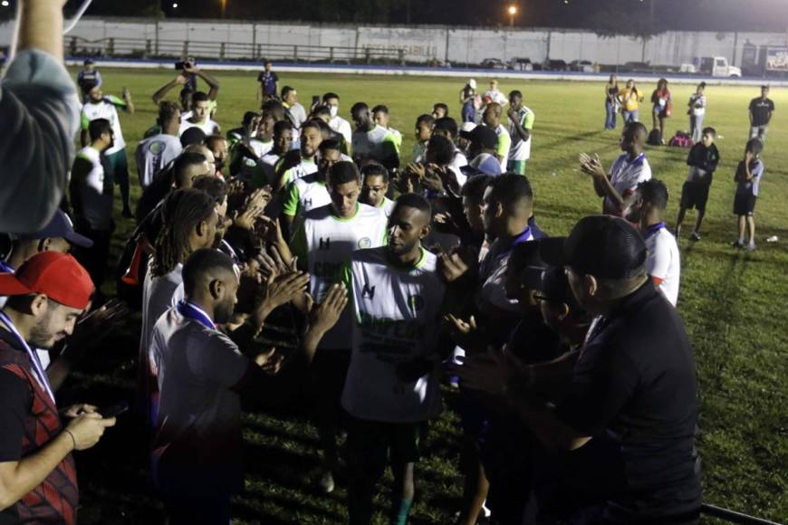 Pero después, los jugadores del Real Juventud tuvieron un gran detalle al hacerle el pasillo al campeón Juticalpa FC tras el regreso de la luz a las torres de iluminación..