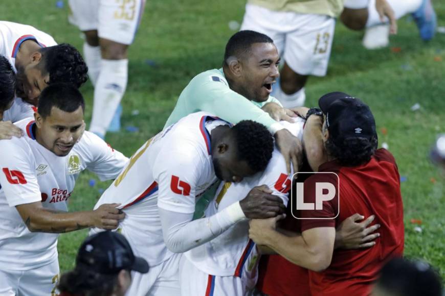 Los jugadores del Olimpia y Pedro Troglio festejando con Jerry Bengtson el 2-0 ante Motagua.