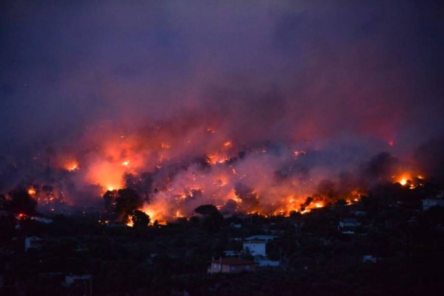 La mayoría de las víctimas quedaron atrapadas en el sector de la localidad balnearia de Mati, unos 40 km al noreste de Atenas, 'en su vivienda o en sus vehículos', explicó en un mensaje televisado el portavoz del gobierno griego, Dimitris Tzanakopoulos.