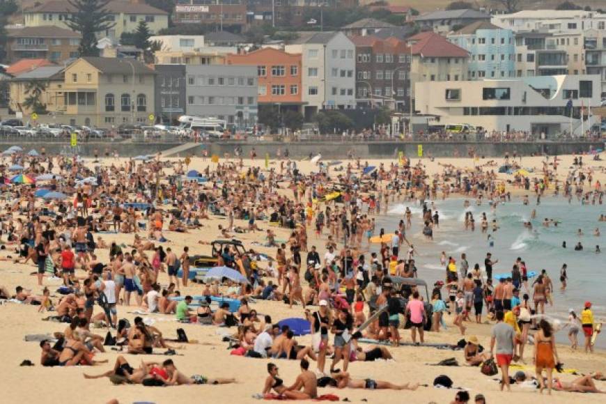 Australia experimentó esta semana su día más caluroso registrado y se espera que la ola de calor empeore. Las playas se han visto abarrotadas.