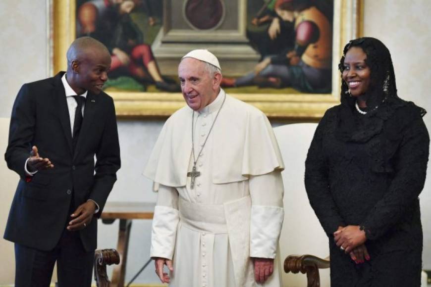 (FILES) In this file photo Pope Francis (C) listens to Haitian President Jovenel Moise (L) while his wife Martine Marie Etienne Joseph smiles, during a private audience on January 26, 2018 at the Vatican. - Haiti President Jovenel Moise was assassinated and his wife wounded early July 7, 2021 in an attack at their home, the interim prime minister announced, an act that risks further destabilizing the Caribbean nation beset by gang violence and political volatility. Claude Joseph said he was now in charge of the country and urged the public to remain calm, while insisting the police and army would ensure the population's safety. 'The president was assassinated at his home by foreigners who spoke English and Spanish,' Joseph said of the assault that took place around 1:00 am (0500 GMT) and left the president's wife hospitalized. (Photo by ALBERTO PIZZOLI / AFP)