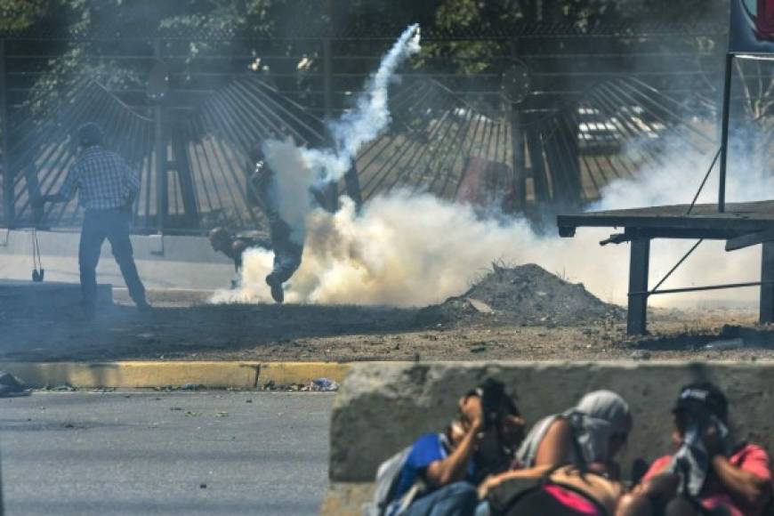 Los enfrentamientos iniciaron desde temprano, con las fuerzas de seguridad leales al régimen de Maduro intentando reprimir a los manifestantes.