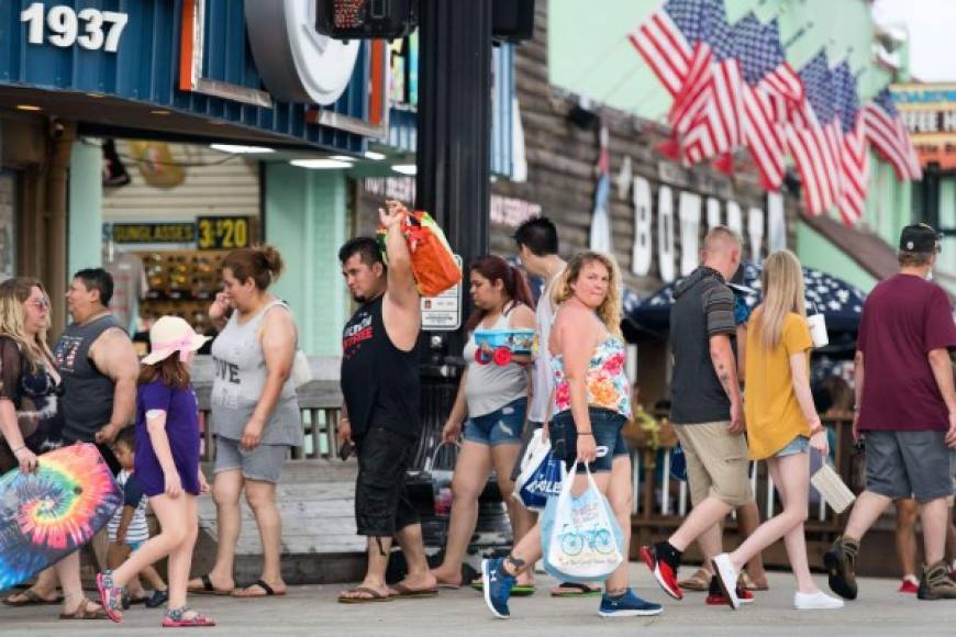 MYRTLE BEACH, SC - SEPTEMBER 05: People walk to and from a public beach access on September 5, 2020 in Myrtle Beach, South Carolina. The Labor Day weekend marks an end to a Covid-19 hampered summer tourist season. Sean Rayford/Getty Images/AFP<br/><br/>== FOR NEWSPAPERS, INTERNET, TELCOS & TELEVISION USE ONLY ==<br/><br/>