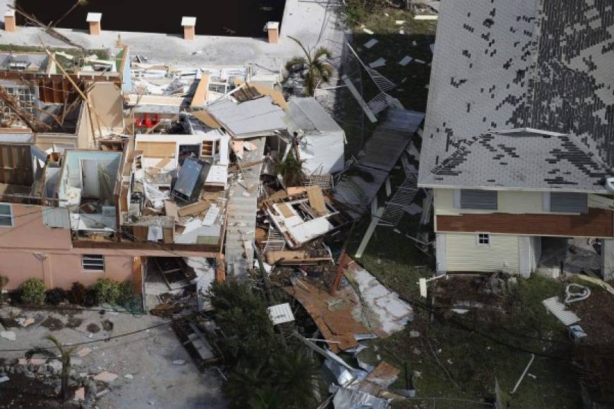 El 25 % de los edificios de los Cayos de Florida, donde Irma impactó el domingo como categoría 4, quedaron totalmente destruidos y 65 % presentan daños severos, indicó hoy un portavoz de la Agencia Federal de Gestión de Emergencias (FEMA).<br/>