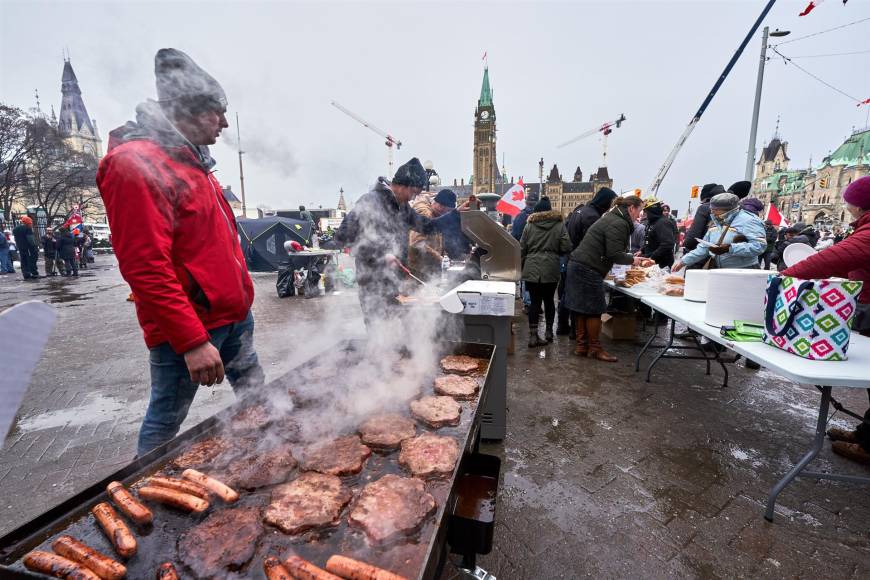 Ante la determinación de los manifestantes de seguir bloqueando Ottawa, las provincias comenzaron un movimiento para flexibilizar las restricciones impuestas por la pandemia del covid-19.