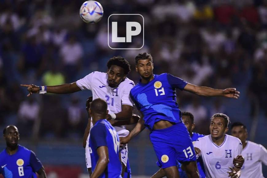 Bryan Róchez saltando junto al defensa de Curazao, Roshon Van Eijma, por la pelota.