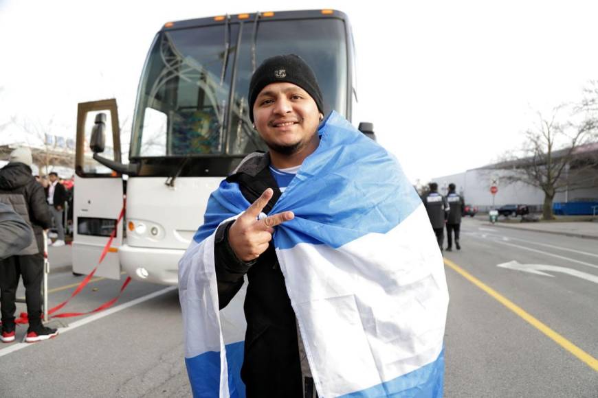 Este catracho se arropó con la bandera de Honduras.