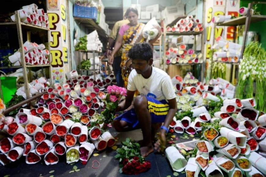 En India, las ventas callejeras se han disparado en las últimas dos semanas con motivo del Día del Amor y la Amistad.
