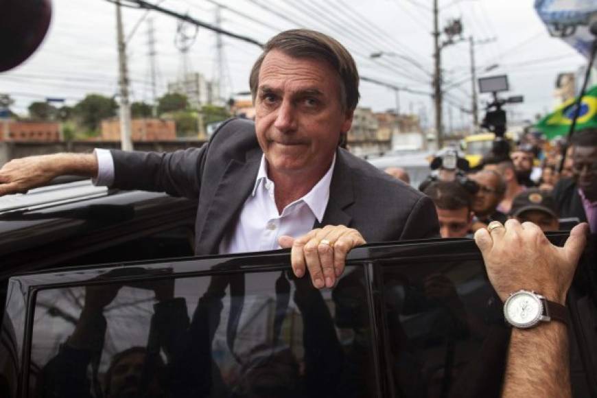 Jair Bolsonaro se convirtió en el nuevo mandatario de Brasil; sin embargo no asumirá el cargo sino hasta el 1 de enero, pero será entonces cuando Brasil deje atrás 13 años de políticas de izquierda del Partido de los Trabajadores, primero de la mano de Luiz Inacio Lula da Silva y después de la de Dilma Rousseff, y dos años de un gobierno temporal con Michel Temer al frente tras la destitución de Rousseff.